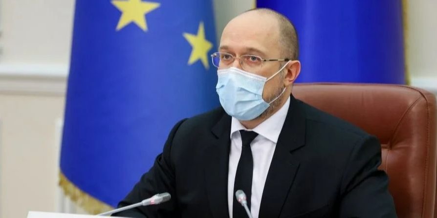 В то же время премьер настаивает на продолжении активной кампания вакцинации (Фото: Кабмин)