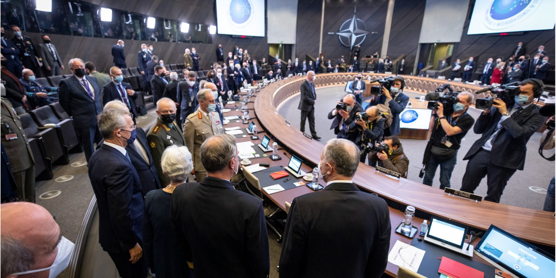 Representatives of the U.S. and Russian delegation pose for a group photo with NATO Secretary General Jens Stoltenberg at the NATO-Russia Council meeting in Brussels on Jan. 12 (Photo: Courtesy of NATO press service)