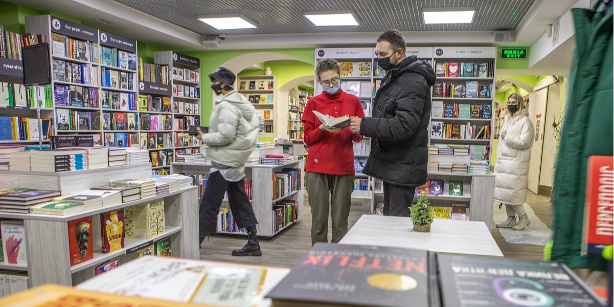 Книгарня Є (на фото) хоч і відчула зростання продажу, однак, за словами її керівниці Юлії Шаволіної, без державної підтримки розвиток усього ринку буде непростим (Фото: Олександр Медведєв / НВ)