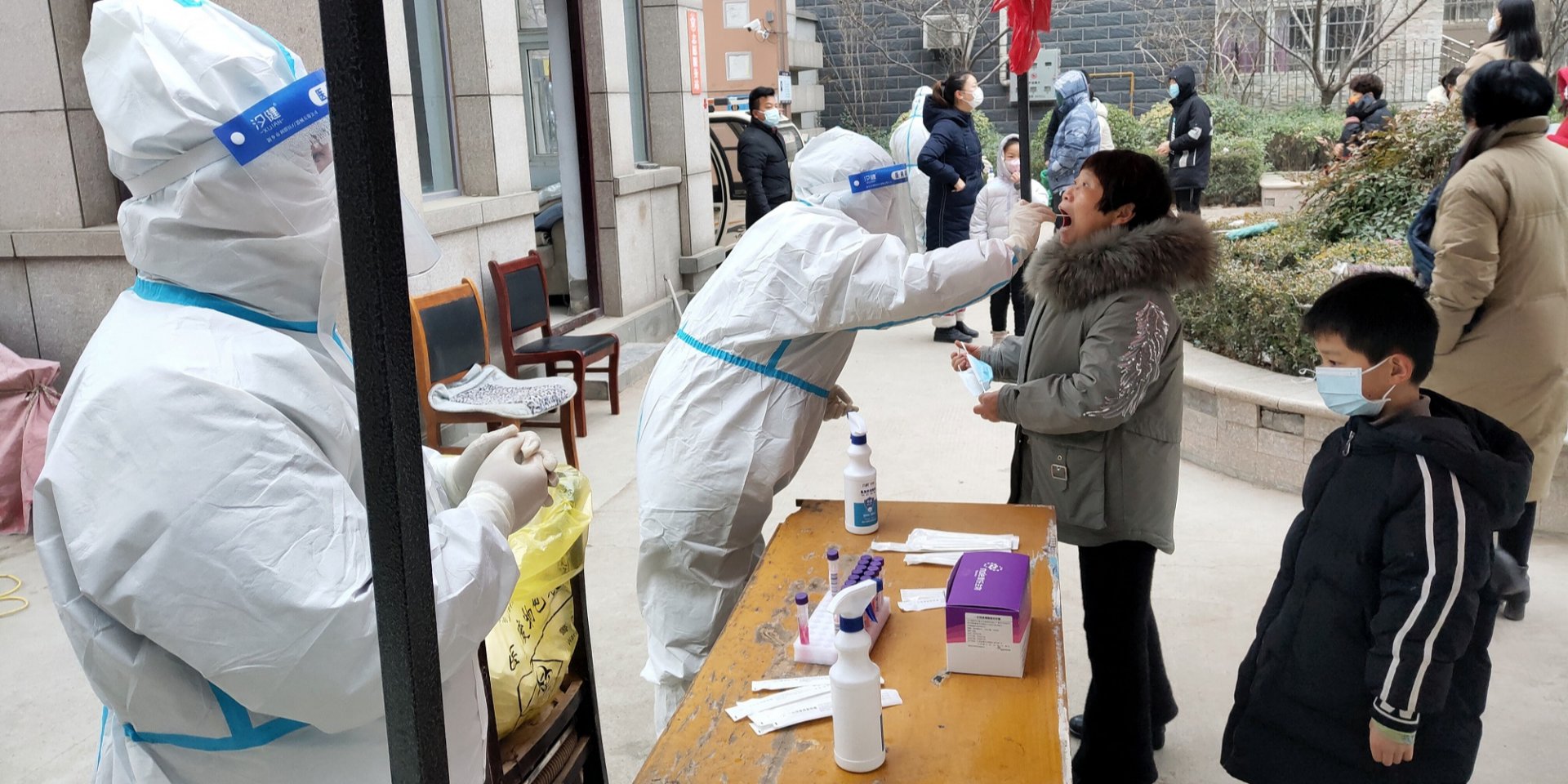 Тестування на коронавірус в місті Аньян у провінції Хенань після виявлення там штаму Омікрон, 12 січня 2022 року (Фото: China Daily via REUTERS)