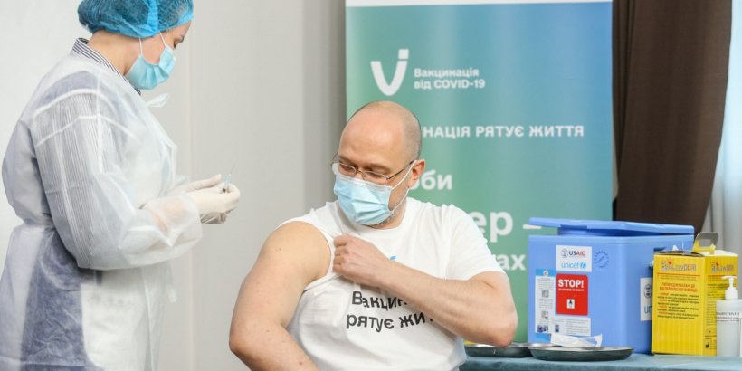 Шмыгаль получил бустерную дозу вакцины (Фото: www.kmu.gov.ua)