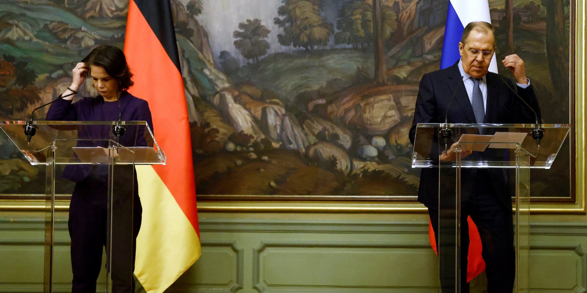 German Foreign Minister Annalena Baerbock (L) and Russian Foreign Minister Sergei Lavrov speak at a joint press briefing in Moscow (Photo: REUTERS / Maxim Shemetov / Pool)