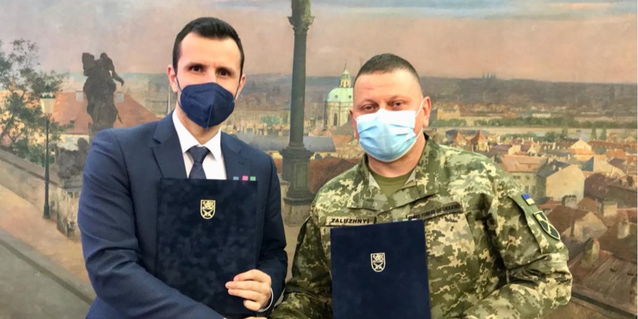 Заместитель чешского министра обороны Даниэль Блажковец и&nbsp;главнокомандующий ВСУ Валерий Залужный (Фото: Ministerstvo obrany/Twitter)