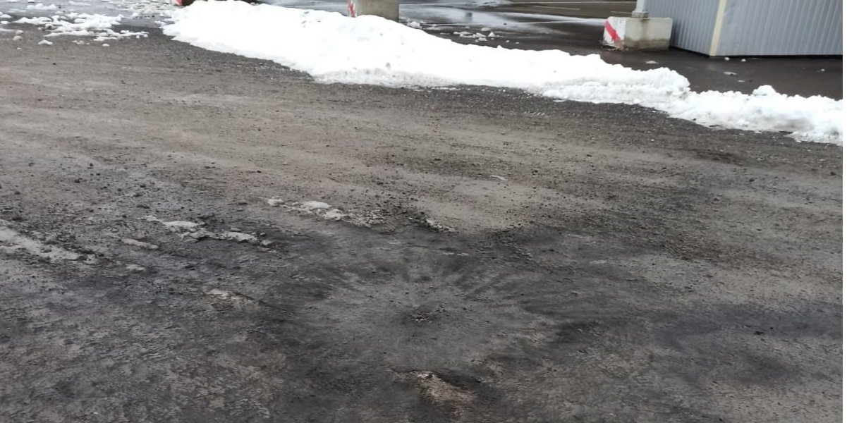A place where enemy's shell hit the ground near a Ukrainian checkpoint Hnutove in Donetsk Oblast (Photo: JFO)