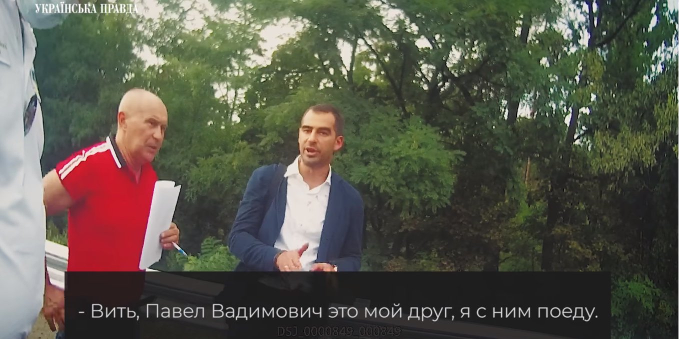 Нардеп Олександр Трухін намагається покинути місце ДТП з постраждалими (Фото: Кадр відео Українська правда via YouTube)