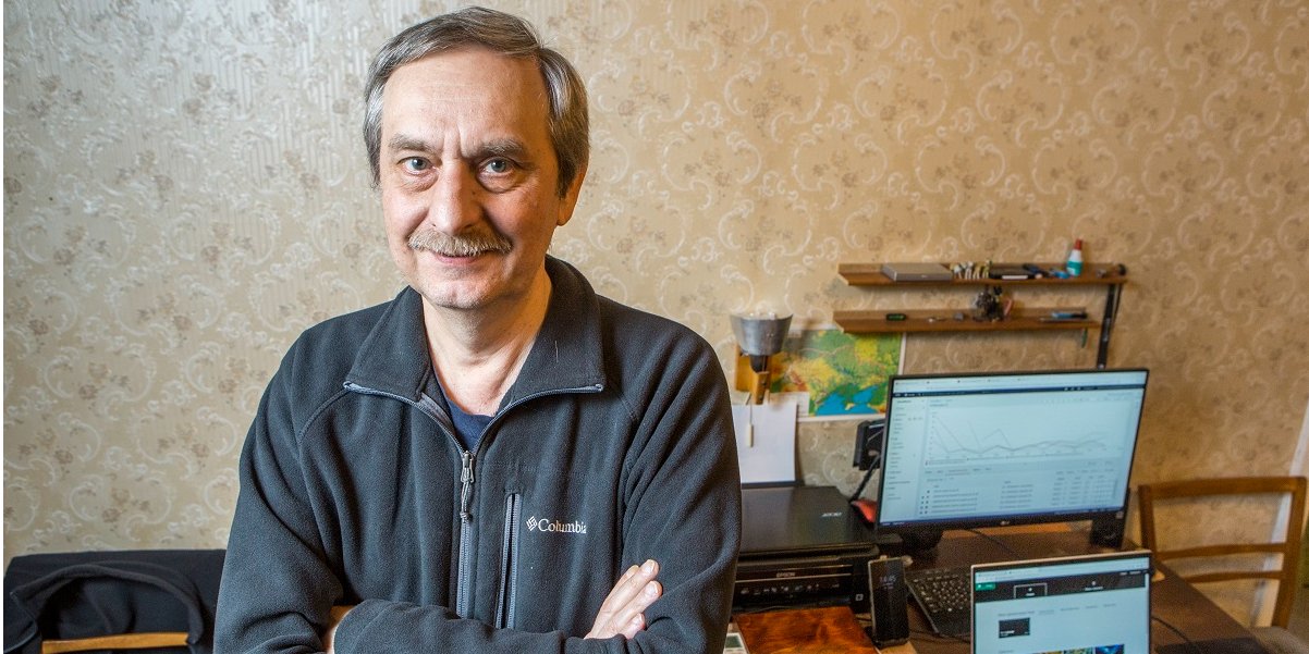 61‑річний киянин Віталій Коваленко рік тому круто змінив своє життя, перекваліфікувавшись із наукового редактора видавництва у програмера початкового рівня (Фото: Наталія Кравчук / НВ)