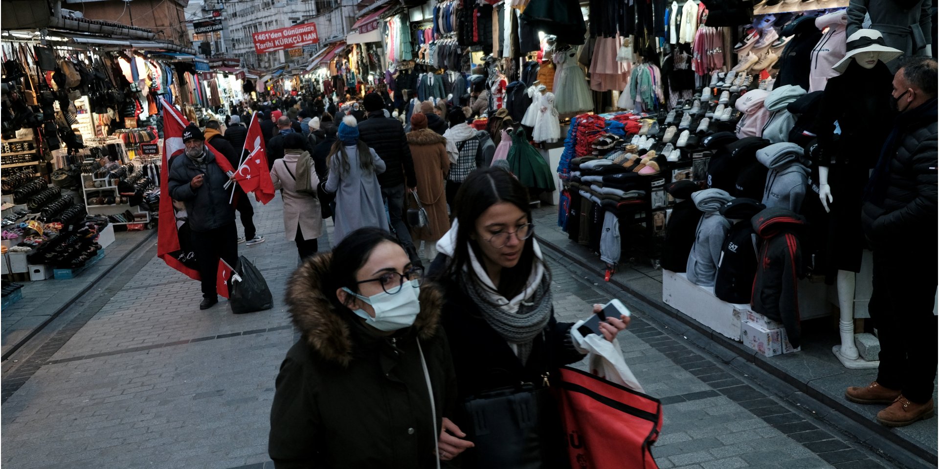 Люди в защитных масках на улицах Стамбула (Фото: REUTERS/Murad Sezer)