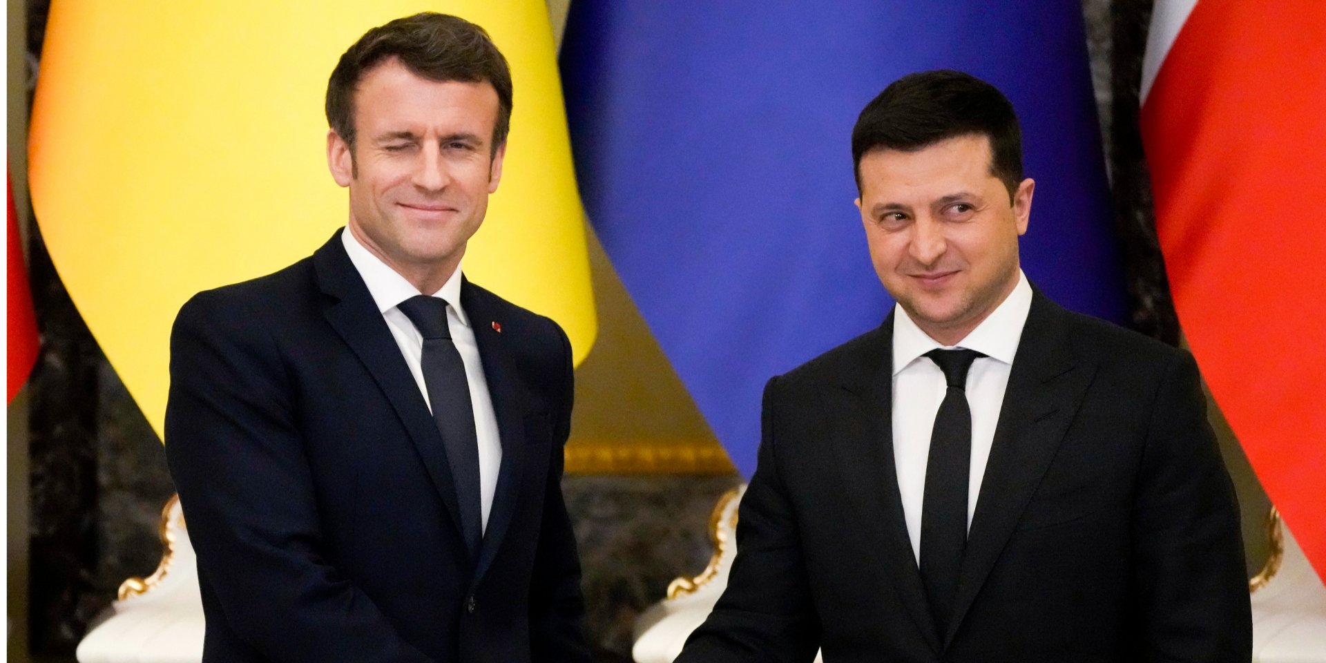 Рукопожатие президентов Франции и Украины (Фото: 8 февраля / Ефрем Лукацкий / AP Photo)