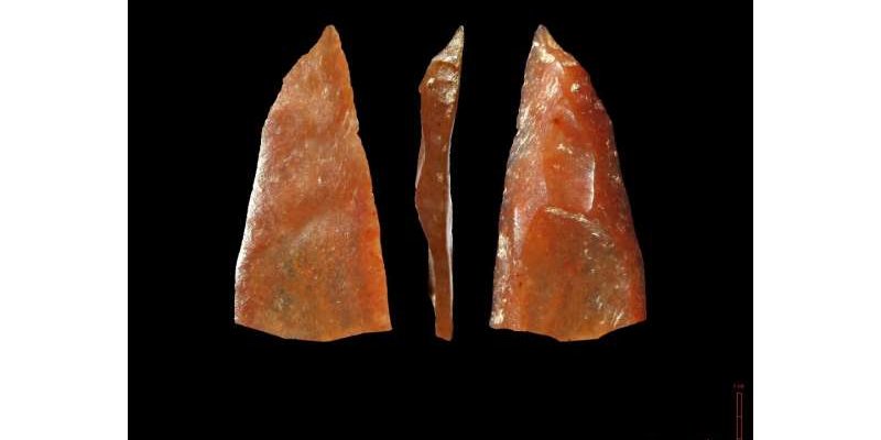 Крихітні артефакти вказали на існування у цій печері Homo sapiens (Фото: science.org)