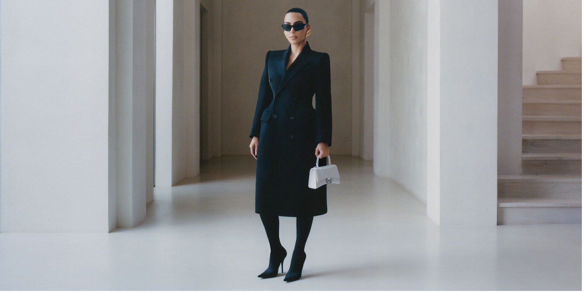 Ким Кардашьян с сумкой Balenciaga (Фото: balenciaga)