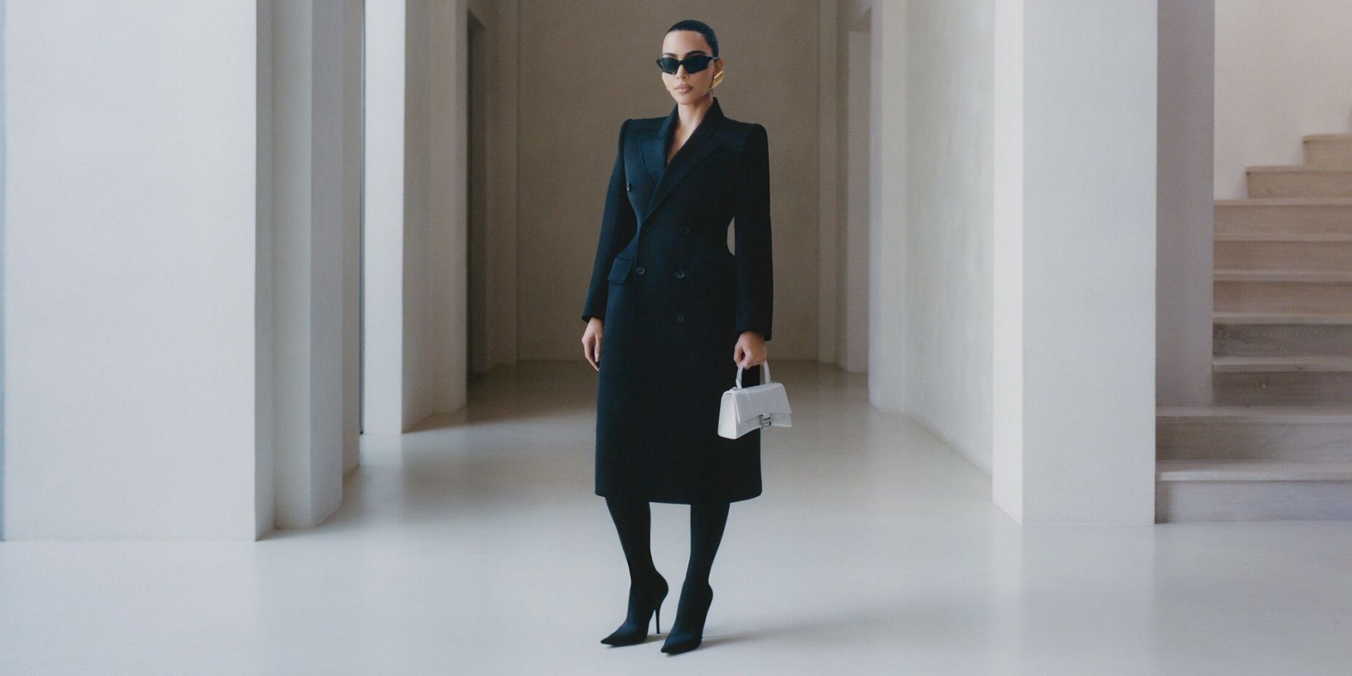 Кім Кардашьян із сумкою Balenciaga (Фото: balenciaga)