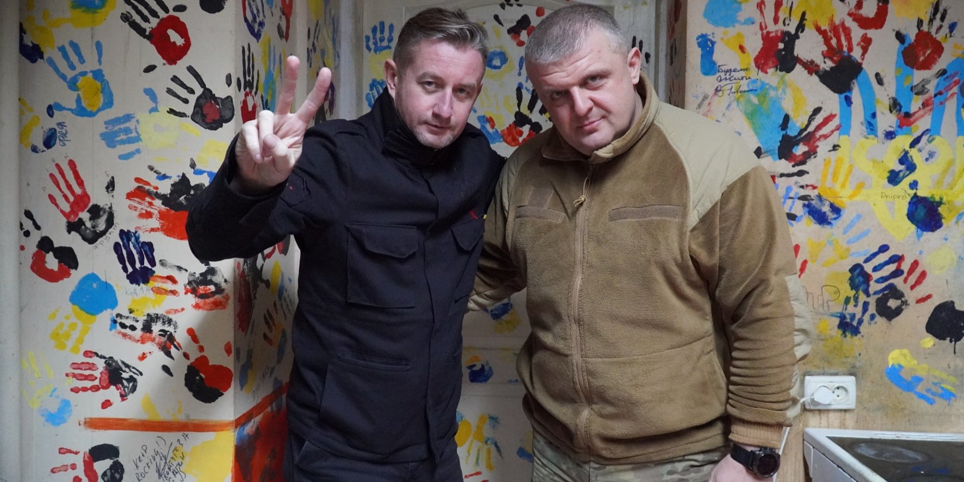 Ukrainian writer Serhiy Zhadan (R) and Serhiy Varakin, commander of the Ukrainian Army’s 58th tactical sniper unit (Photo: NV)