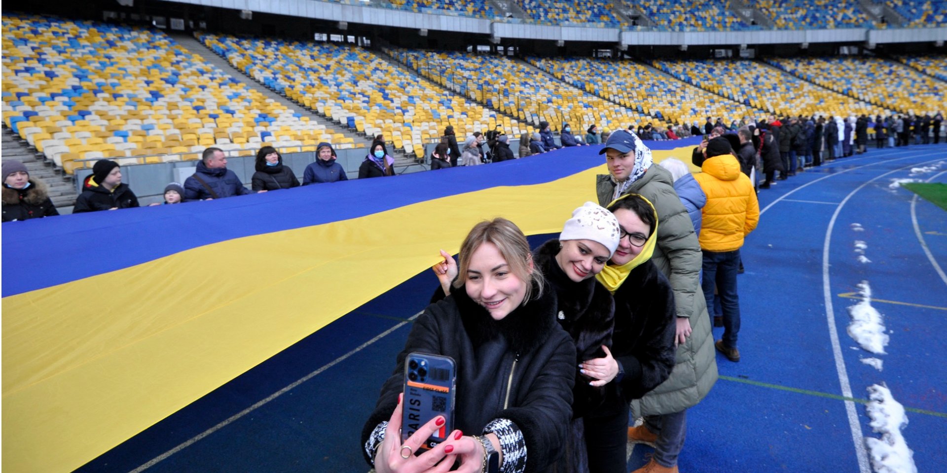 РАЗОМ ЛЕГШЕ: 16 лютого, коли на Заході очікували наступу росіян, в Україні відзначили День єдності (на фото акція на Олімпійському стадіоні в Києві) (Фото: AFP)