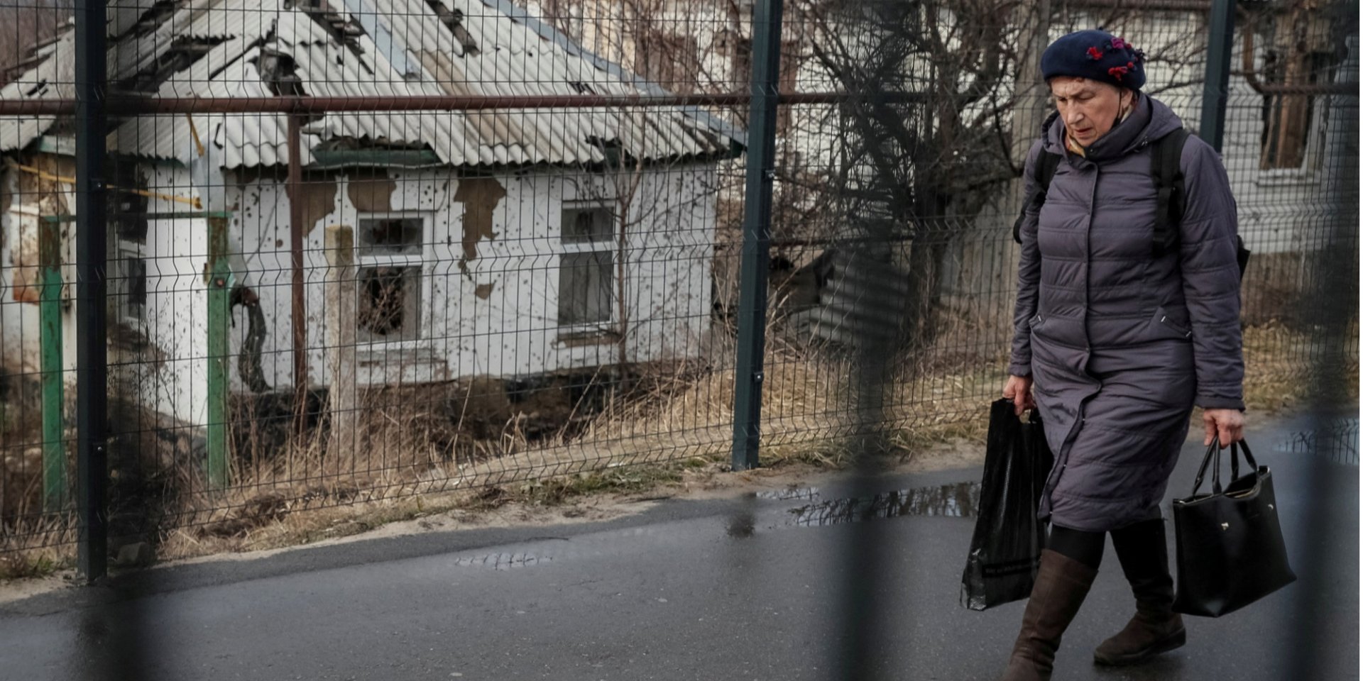 Жінка перетинає лінію розмежування у Станиці Луганській, 23 лютого 2022 року (Фото: REUTERS/Gleb Garanich)