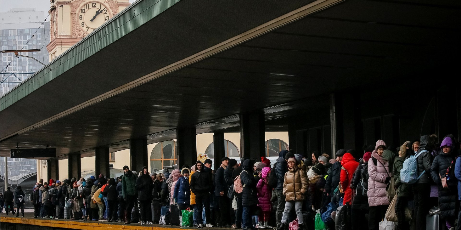 Люди чекають на евакуаційний поїзд з Києва до Львова, 2 березня (Фото:REUTERS/Gleb Garanich)