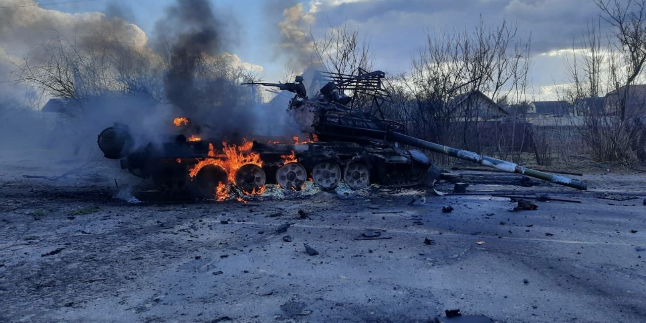 Russian tank burning near Chernihiv (Photo: Operative commandership North / Facebook)