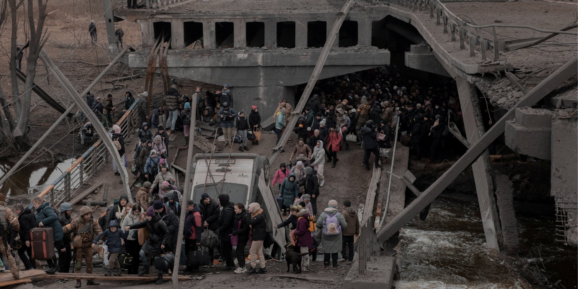 Люди переходят разрушенный мост, пытаясь покинуть город Ирпень Киевской области (Фото: Jedrzej Nowicki/Agencja Wyborcza.pl via REUTERS)