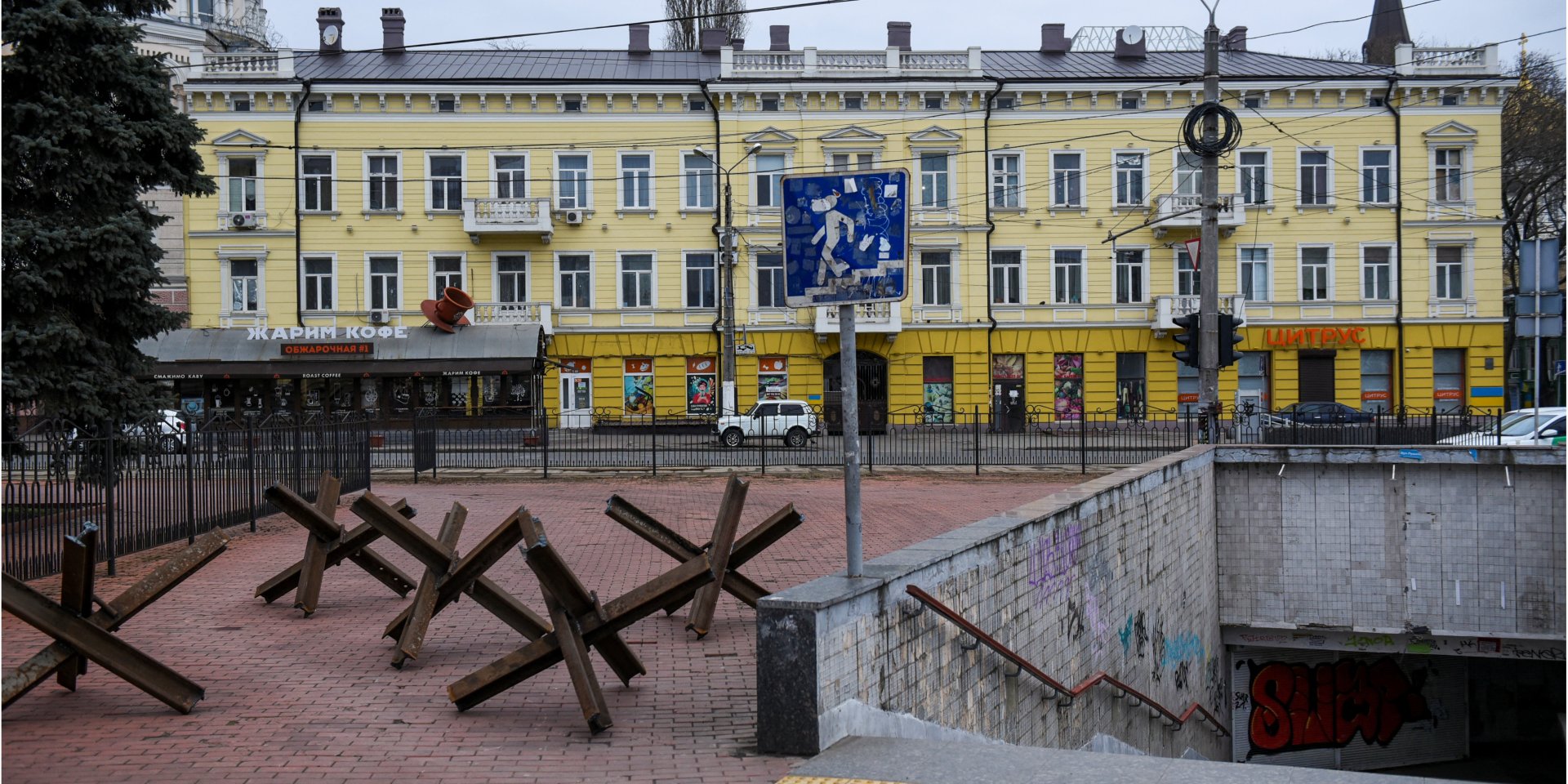 Противотанковые препятствия на тротуаре в Одессе. 7 марта 2022 года (Фото: REUTERS/Alexandros Avramidis)