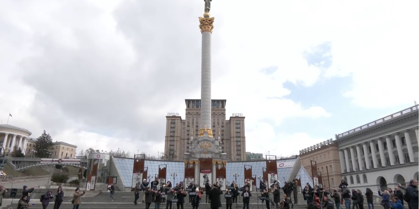 Симфонический оркестр Киев-Классик играет концерт на Майдане Незалежности в 14 день войны в Украине (Фото: Скриншот видео НВ)