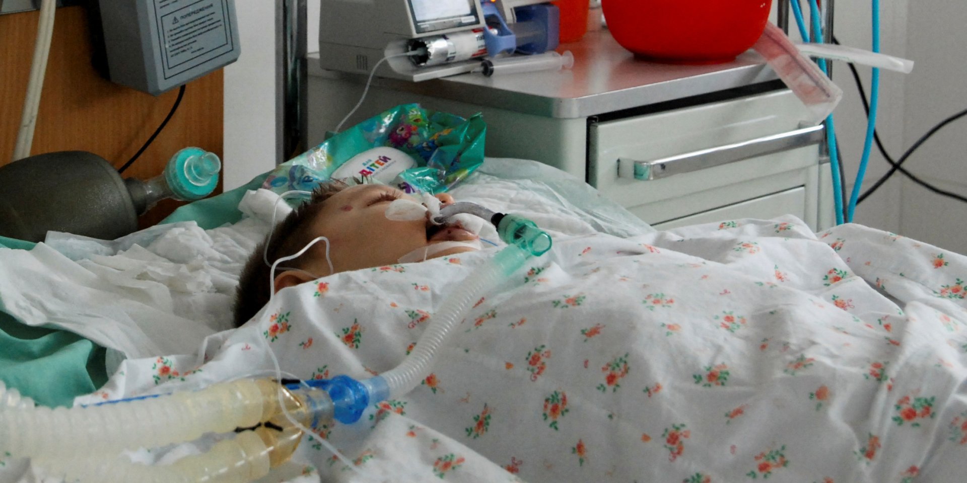 A child, wounded in a Russian shelling of residential districts of Kharkiv (Photo: REUTERS/Oleksandr Lapshyn)