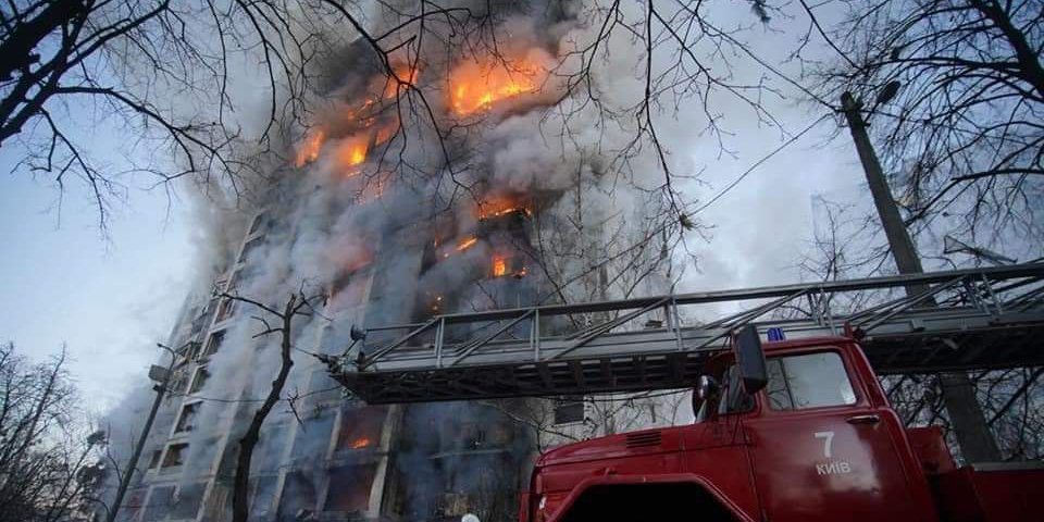 A residential building in Kyiv, burning after a Russian missile strike (Photo: State Emergency Service of Ukraine)