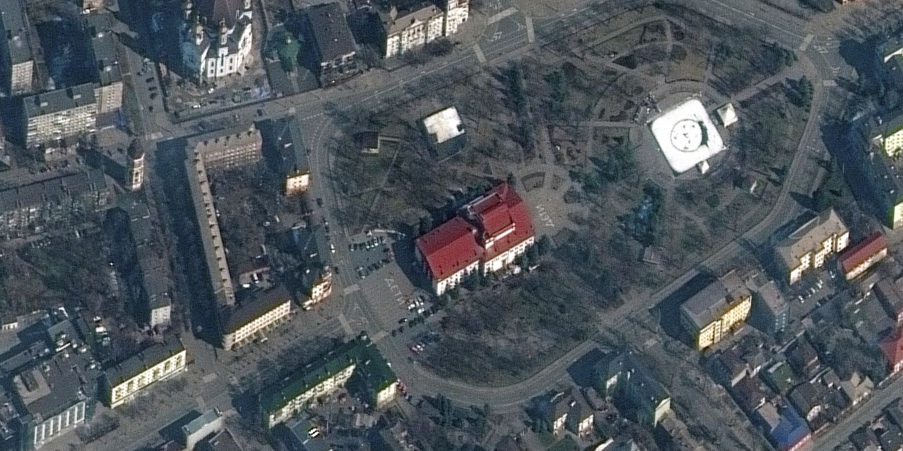 The word 'children' in large Russian script painted on the ground outside the Mariupol Drama Theater on March 14 (Photo: 2022 Maxar Technologies/Handout via REUTERS)