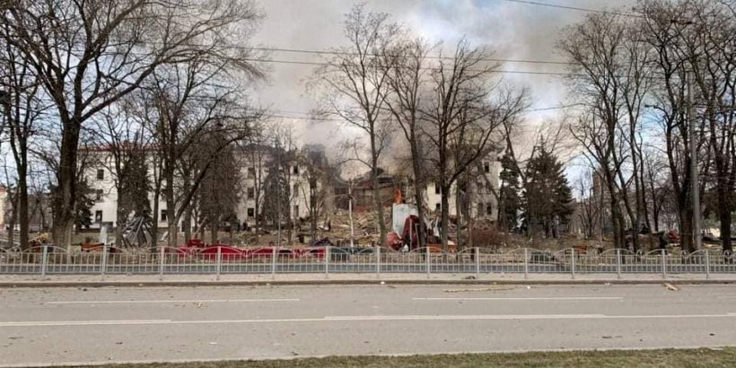 Драматичний театр у Маріуполі, зруйнований російським авіаударом, 16 березня 2022 року (Фото: Press service of the Donetsk Regional Civil-Military Administration/Handout via REUTERS)