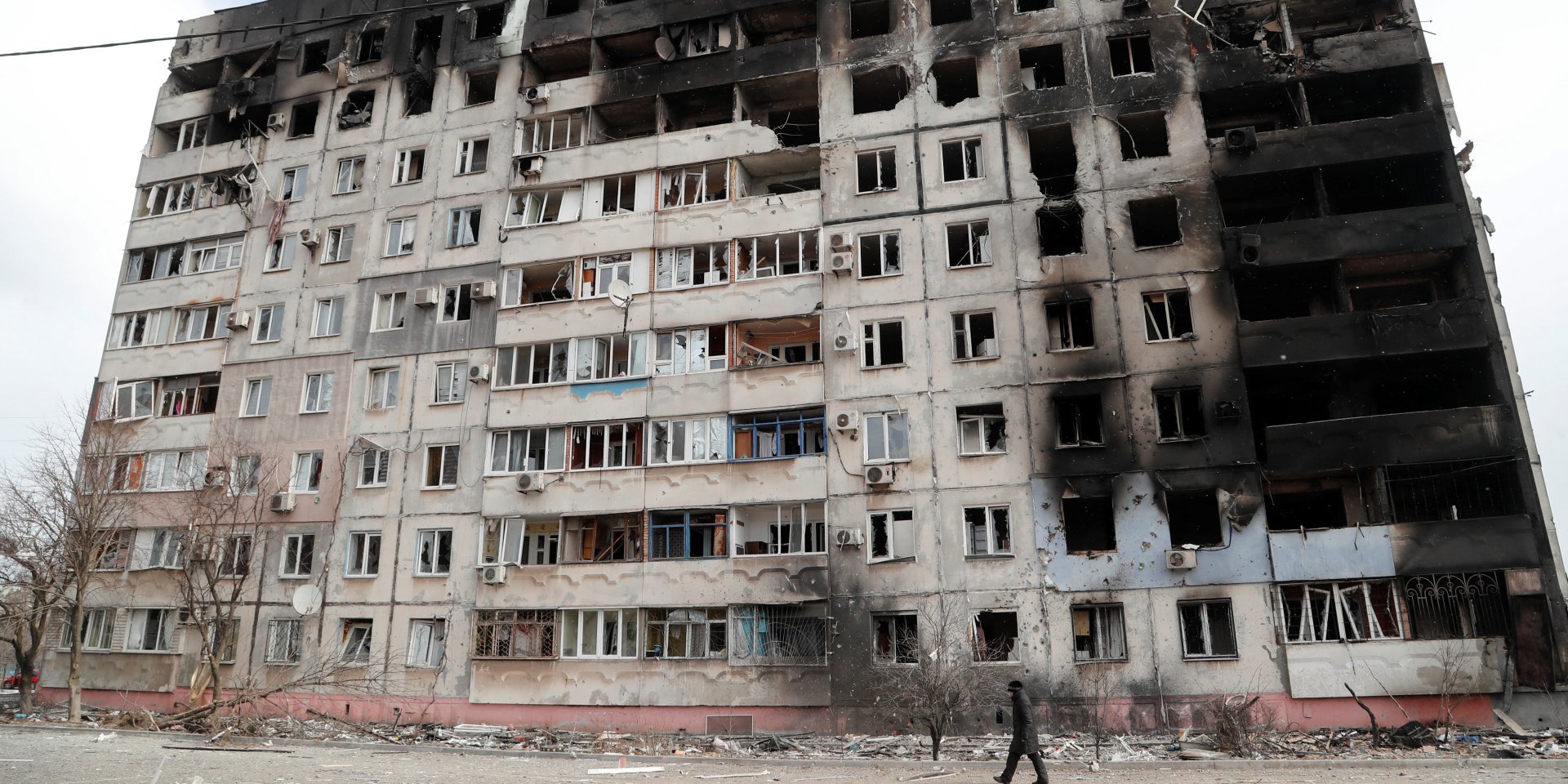 One of the residential buildings in Mariupol, damaged by Russian shelling, March 17, 2022 (Photo: REUTERS/Alexander Ermochenko)