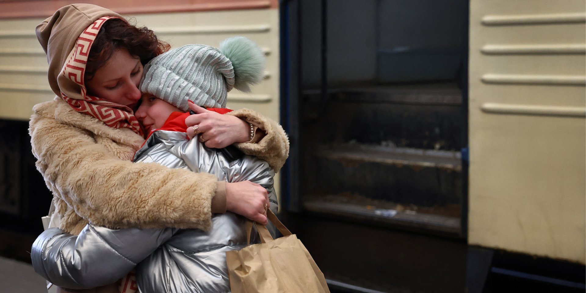 Беженцы, спасающиеся от российского вторжения (Фото: REUTERS/Kai Pfaffenbach)