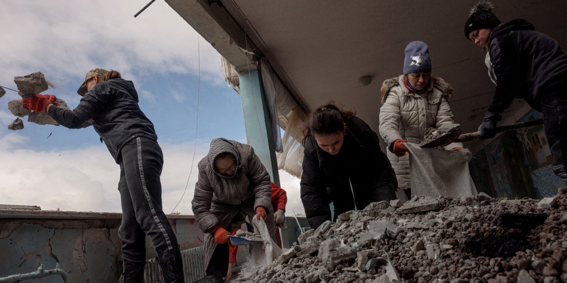32-й день війни — хроніка. Зеленський дав інтерв'ю російським ЗМІ, РФ завдала ракетних ударів по Луцьку, окупанти залишили Славутич - фото
