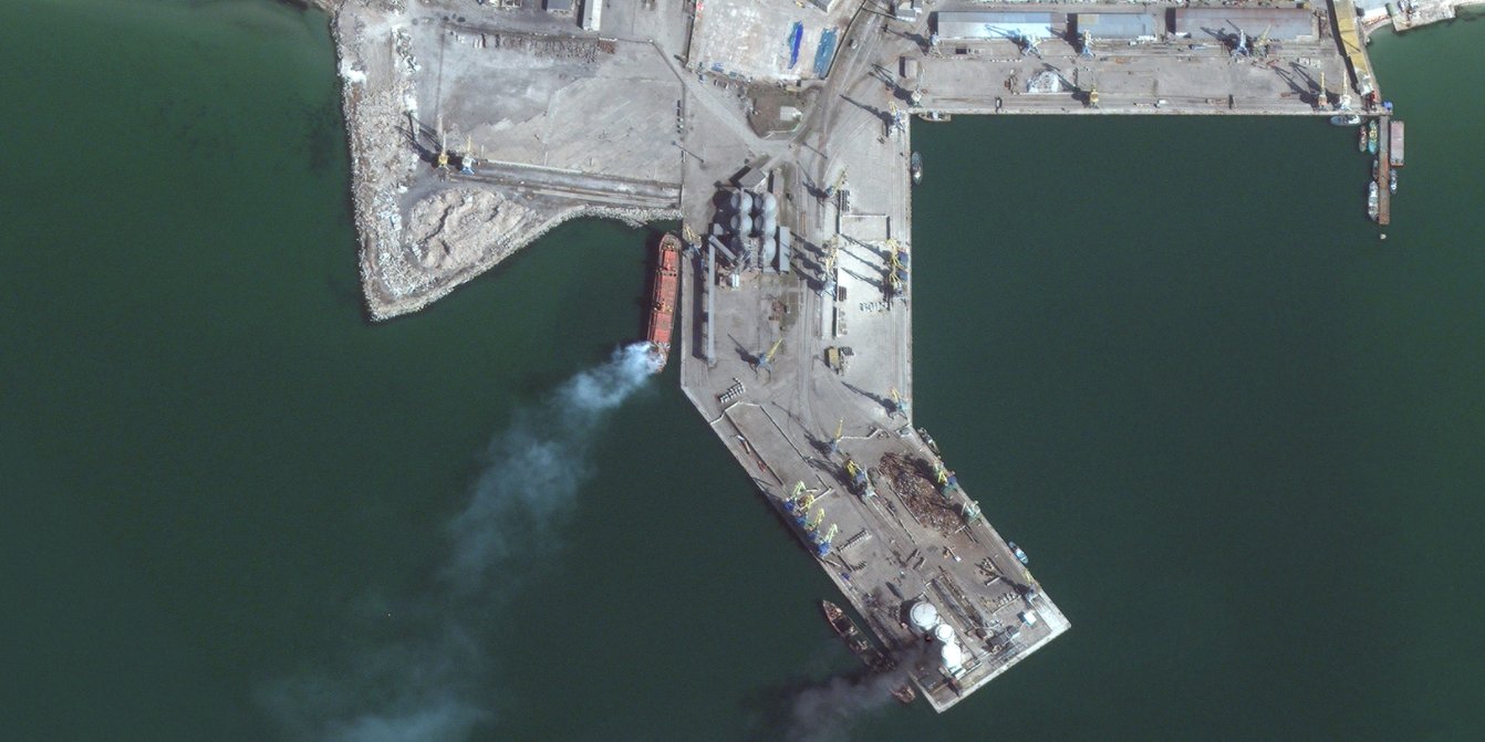 On March 24, the Russian ship Saratov was destroyed in the port of Berdyansk (Photo: Maxar Technologies)
