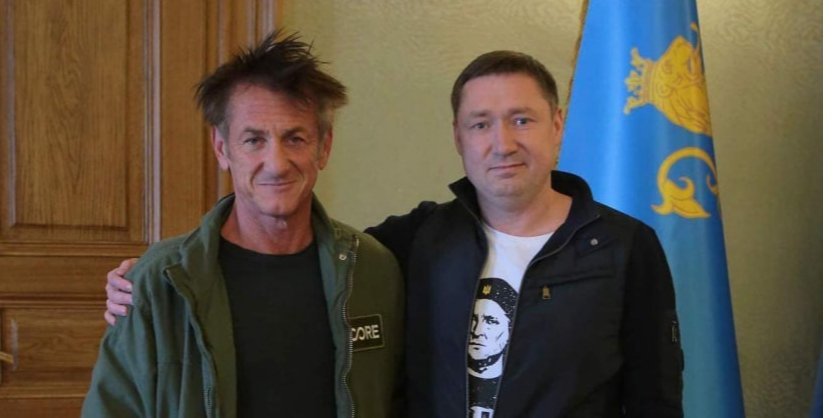 Sean Penn has arrives in Lviv and meets with the Head of the Lviv Regional Military Administration Maksym Kozytskiy. (Photo: Lviv Oblast Council)