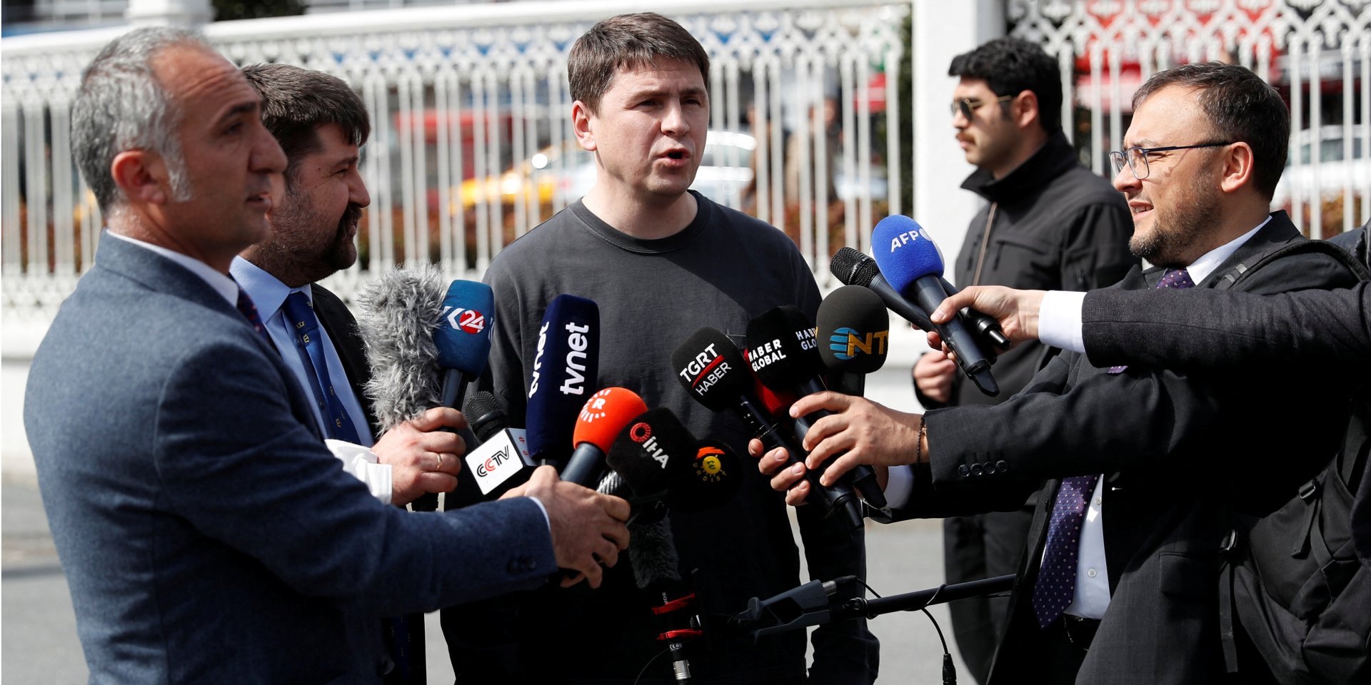 Член української делегації на&nbsp;переговорах із РФ, радник голови Офісу президента Михайло Подоляк спілкується з&nbsp;журналістами у&nbsp;Стамбулі (Фото: REUTERS/Kemal Aslan)