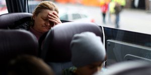 Українські біженці очікують відправлення автобуса до Пшемисля, Польща (Фото: REUTERS/Hannah McKay)