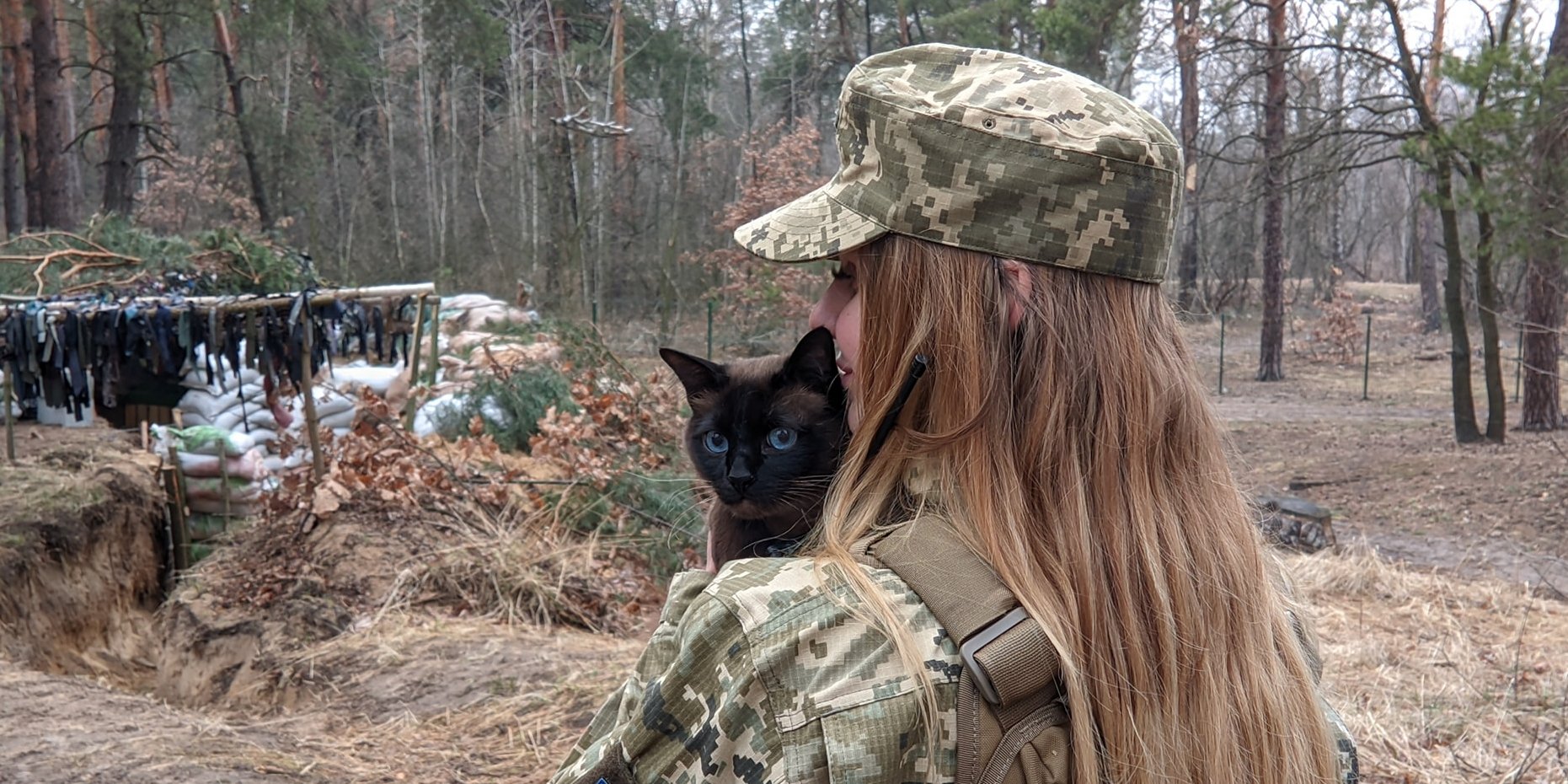 Українська військова з котом, якого врятувала з Ірпеня (Фото: 112 Бригада територіальної оборони міста Києва via Facebook)