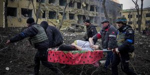 Після авіаудару по пологовому будинку у Маріуполі загинула вагітна жінка (Фото: Evgeniy Maloletka/AP)