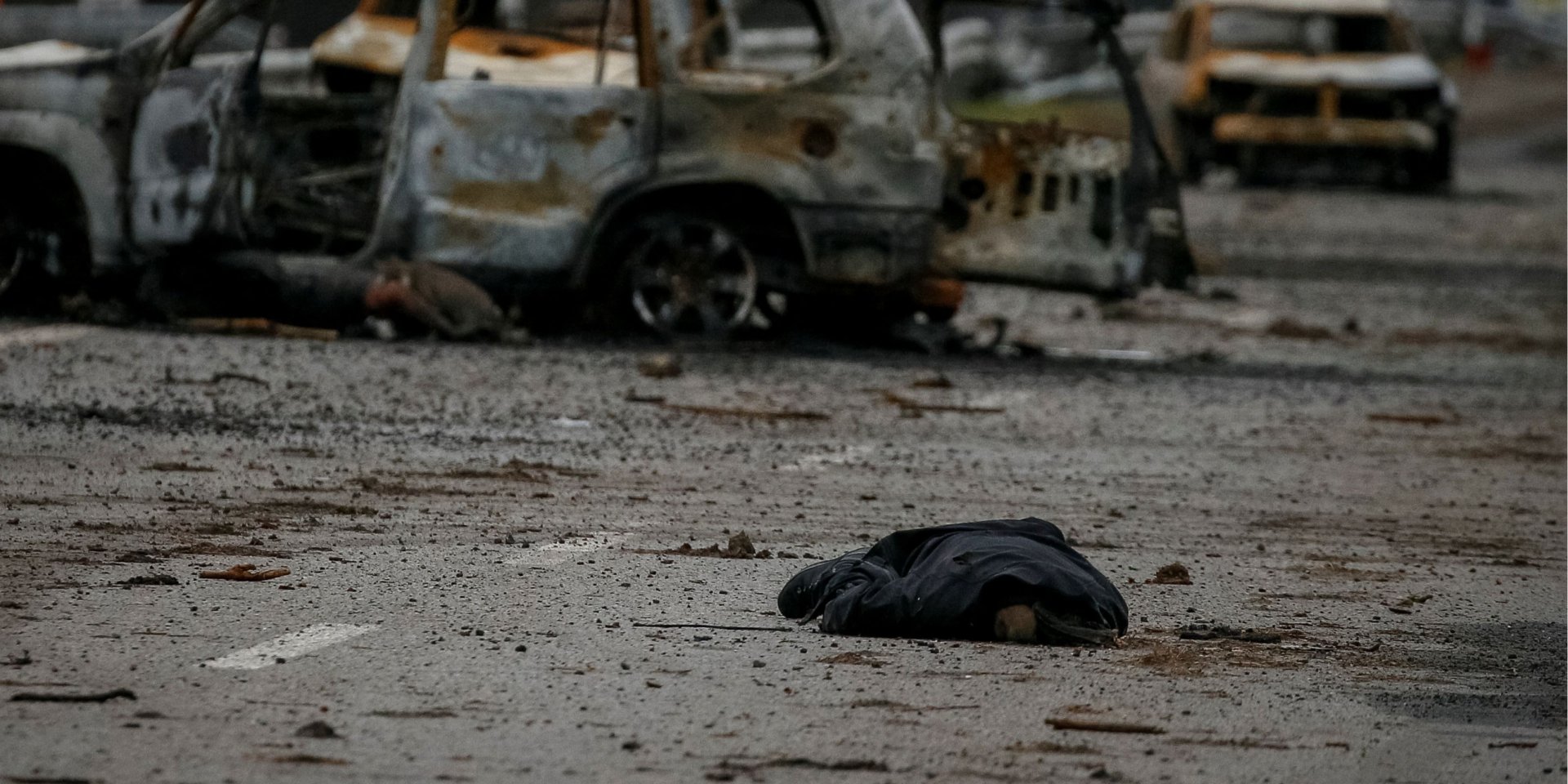 Тіло жертви російських окупантів у&nbsp;селі Мила, Київська область (Фото: REUTERS/Zohra Bensemra)