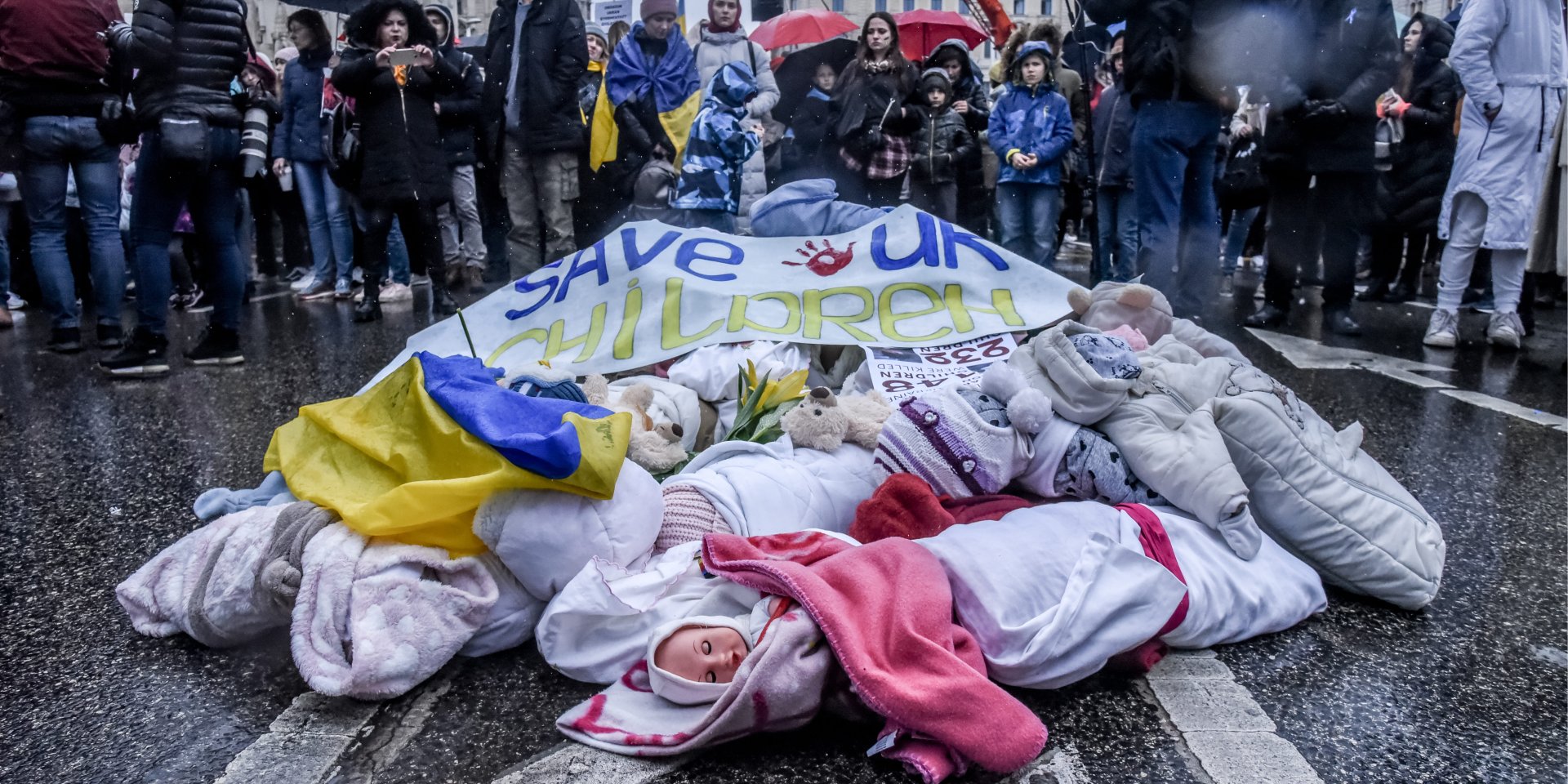 Марш українських матерів пройшов у Будапешті напередодні виборів (Фото: PR Batteries)