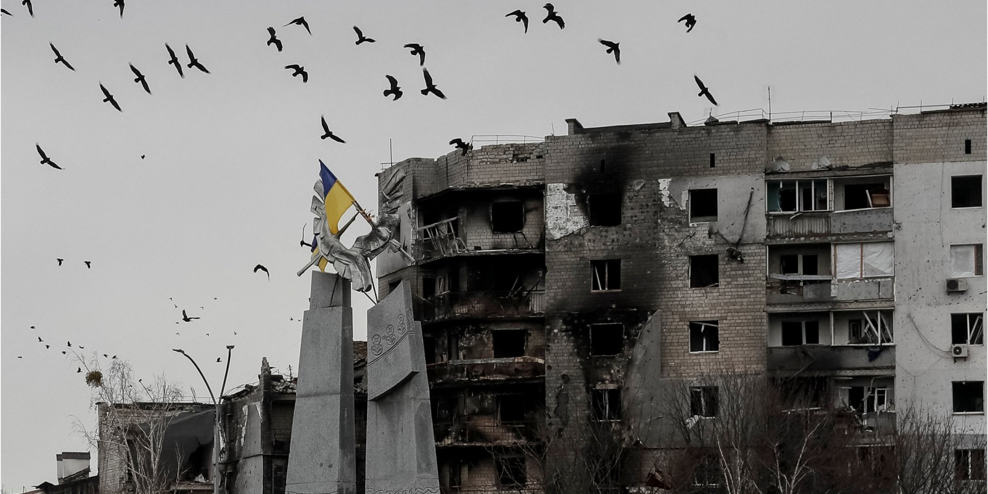 Украинский флаг на фоне разрушенного дома в Бородянке (Фото: REUTERS/Gleb Garanich)