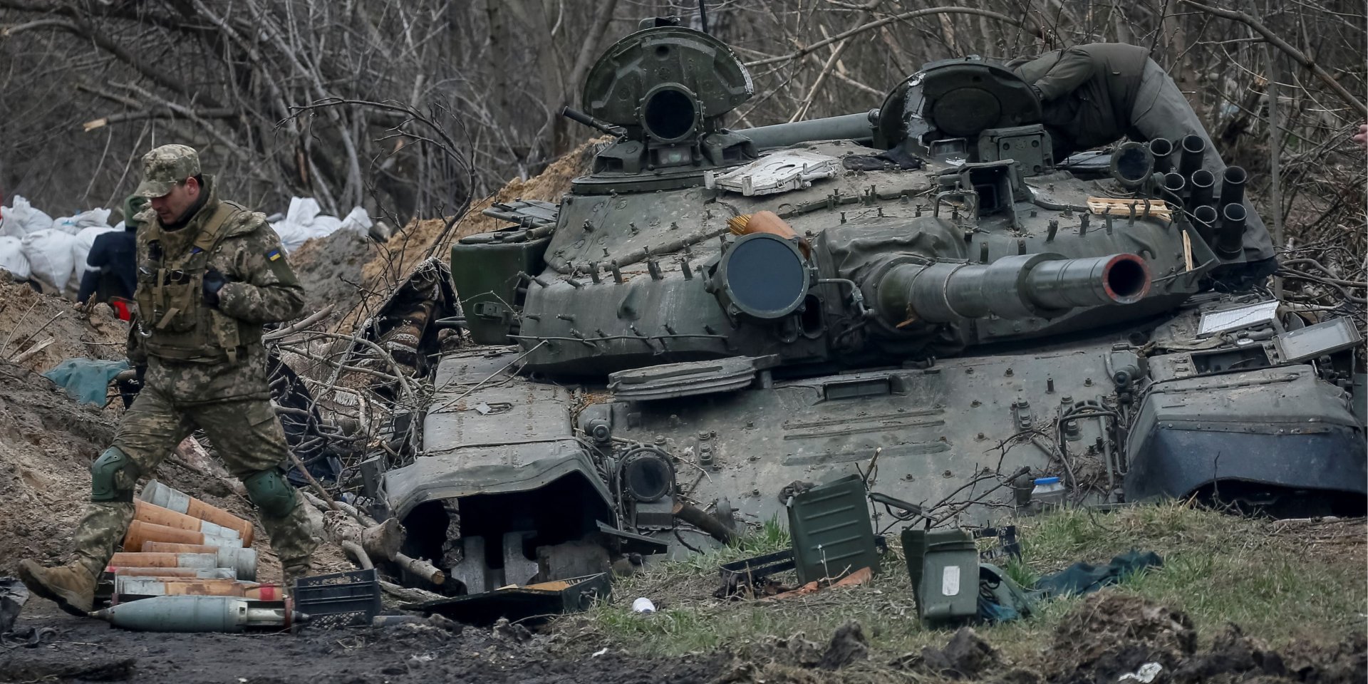 A Ukrainian serviceman walks next to an abandoned Russian tank in Kyiv Oblast on April 5 (Photo: REUTERS/Gleb Garanich)