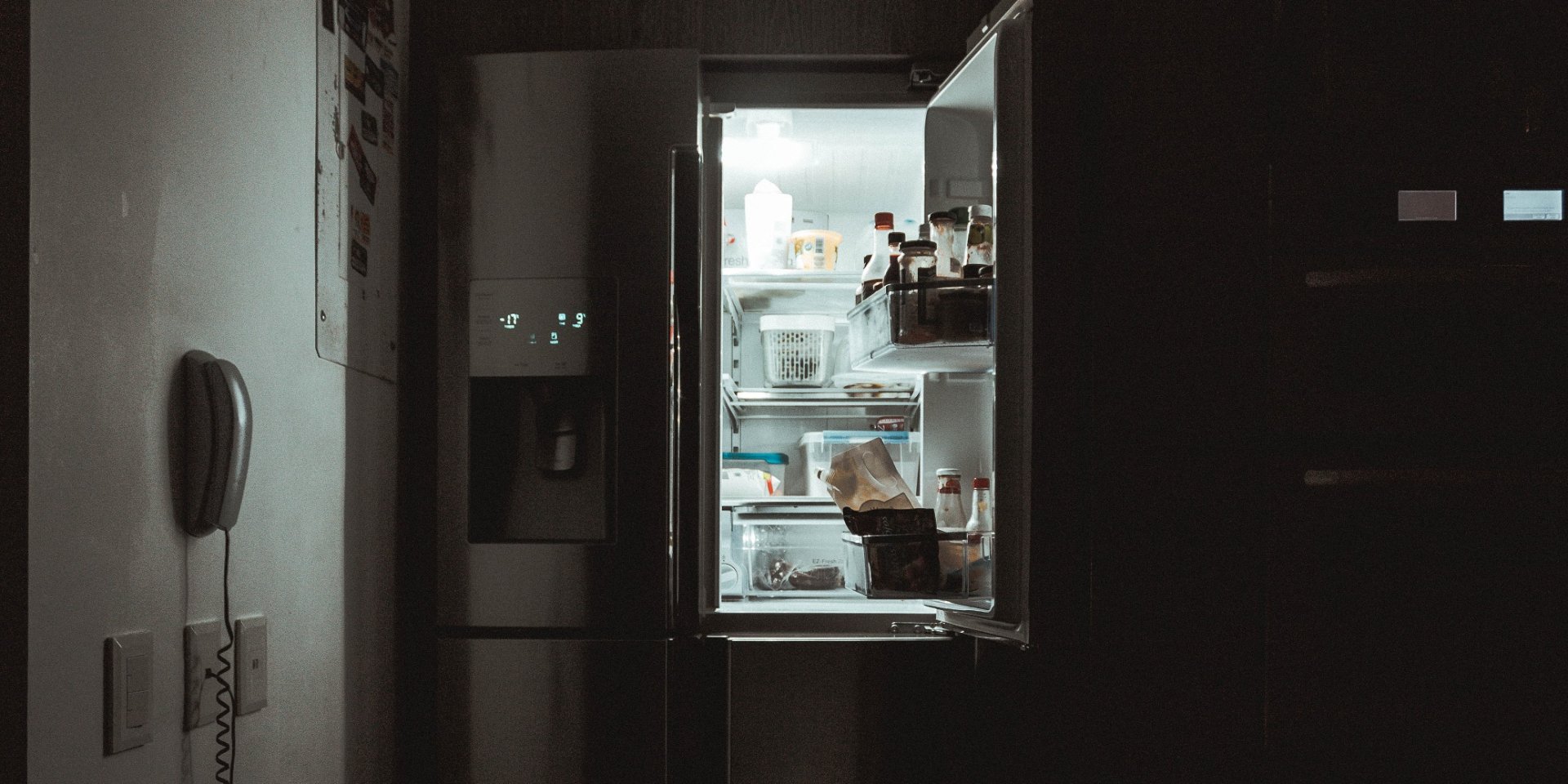 Помити холодильник можна оцтом або содою (Фото: nrd / unsplash)