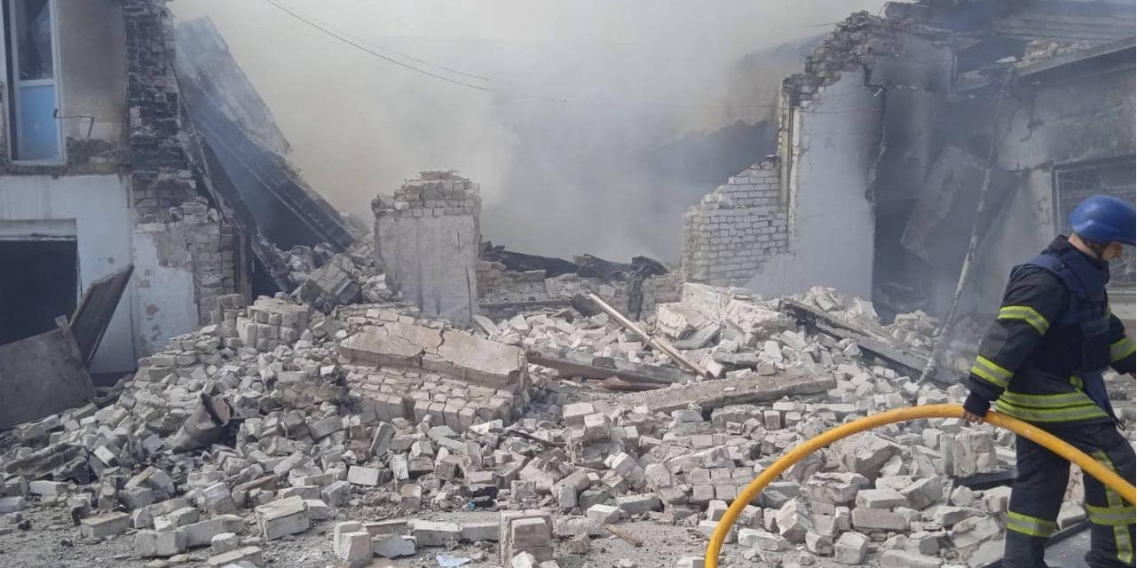 The Russians destroyed the humanitarian center in Severodonetsk: eight shells hit the room. Luhansk region, April 12 (Photo: Serhiy Haidai/Facebook)