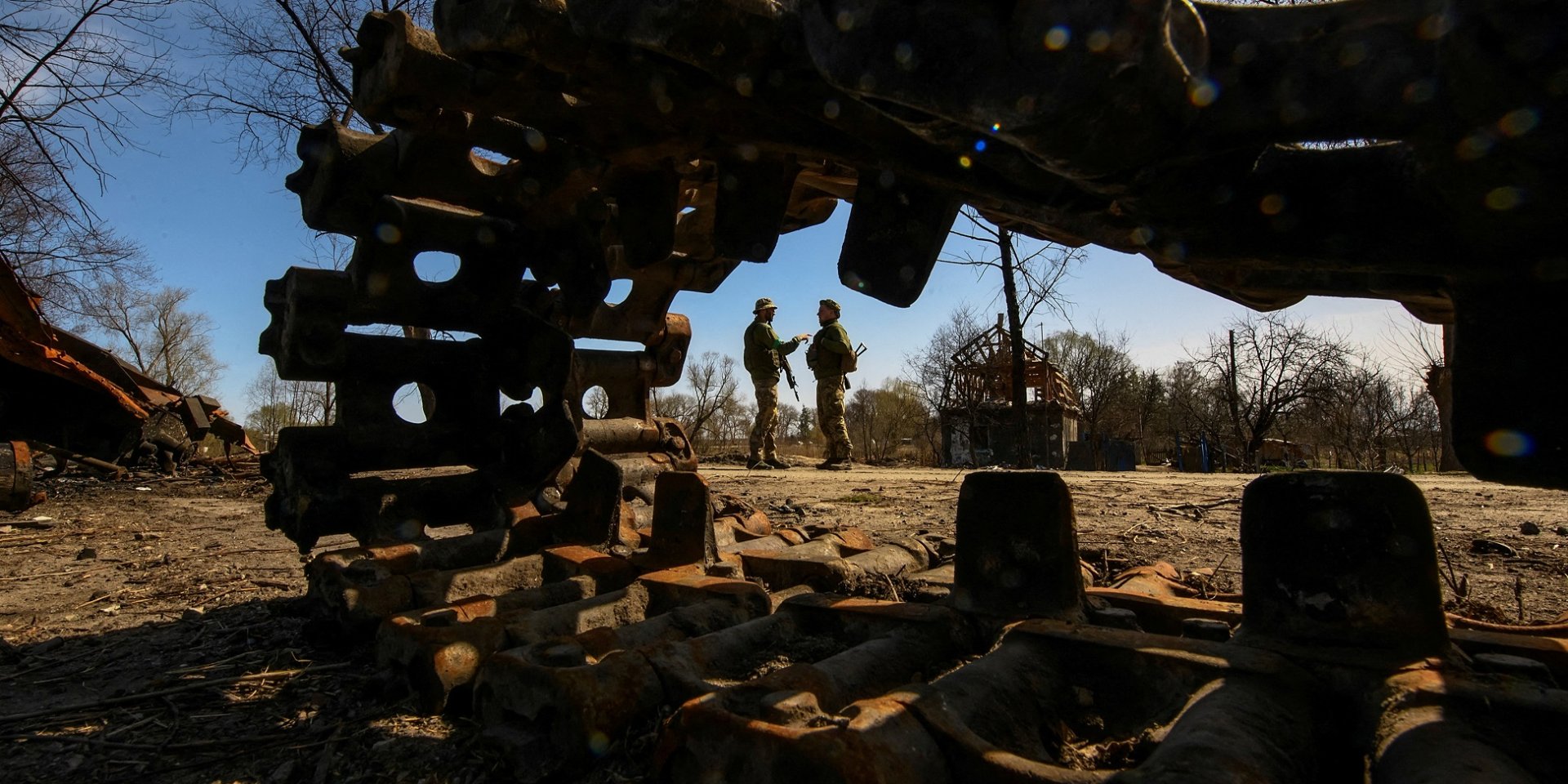 Ukrainian soldiers near a destroyed Russian tank in the village of Termakhivka in Kyiv Oblast (Photo: REUTERS/Vladyslav Musiienko)