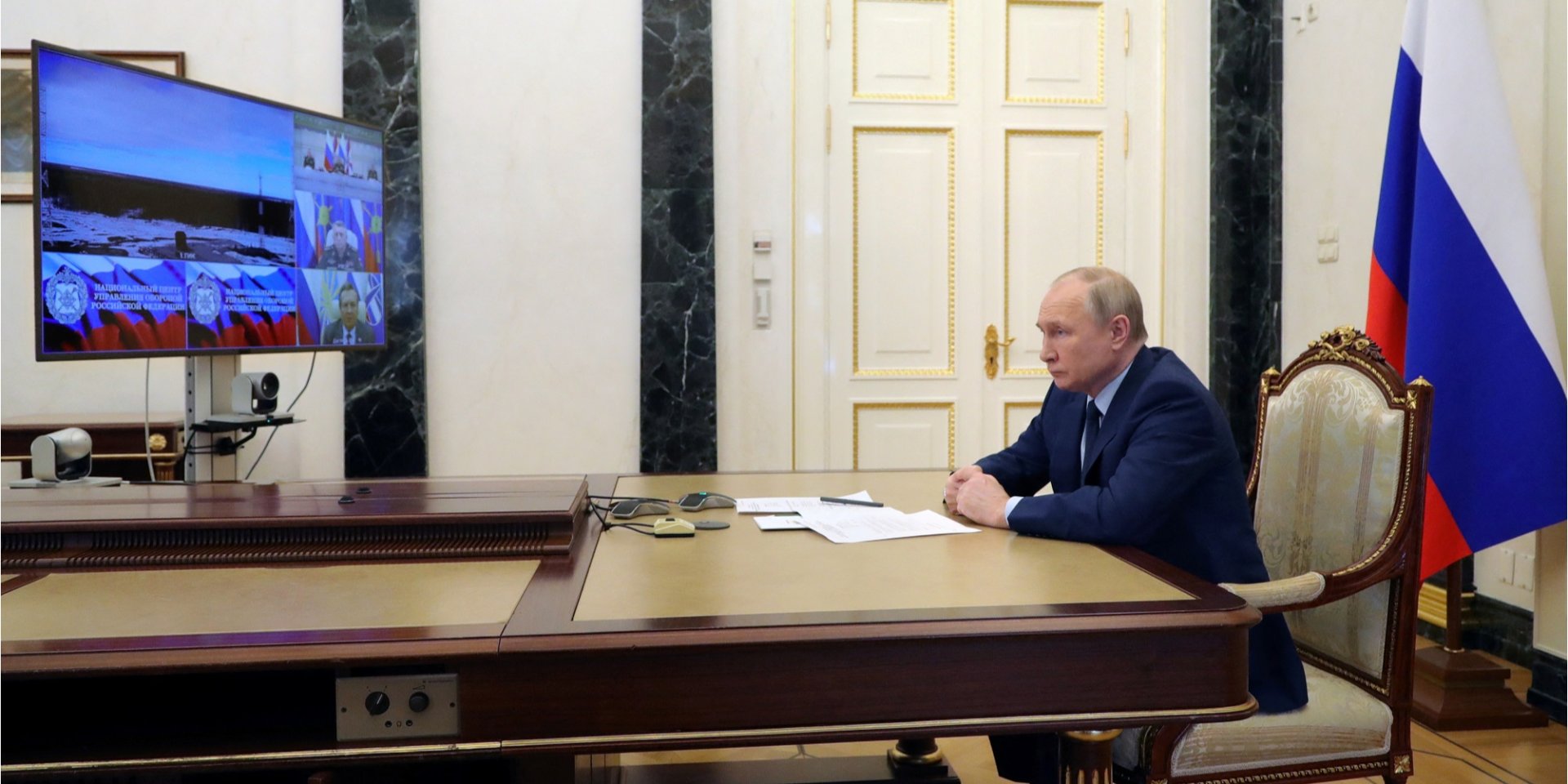 Российский диктатор Владимир Путин наблюдает за испытаниями межконтинентальной баллистической ракеты Сармат, 20 апреля 2022 года (Фото: Sputnik/Mikhail Klimentyev/Kremlin via REUTERS)