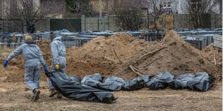 Ukrainian volunteers collect bodies of civilians killed by the Russian army in Bucha, a town in Kyiv Oblast (Photo: Volodymyr Petrov/Reuters)