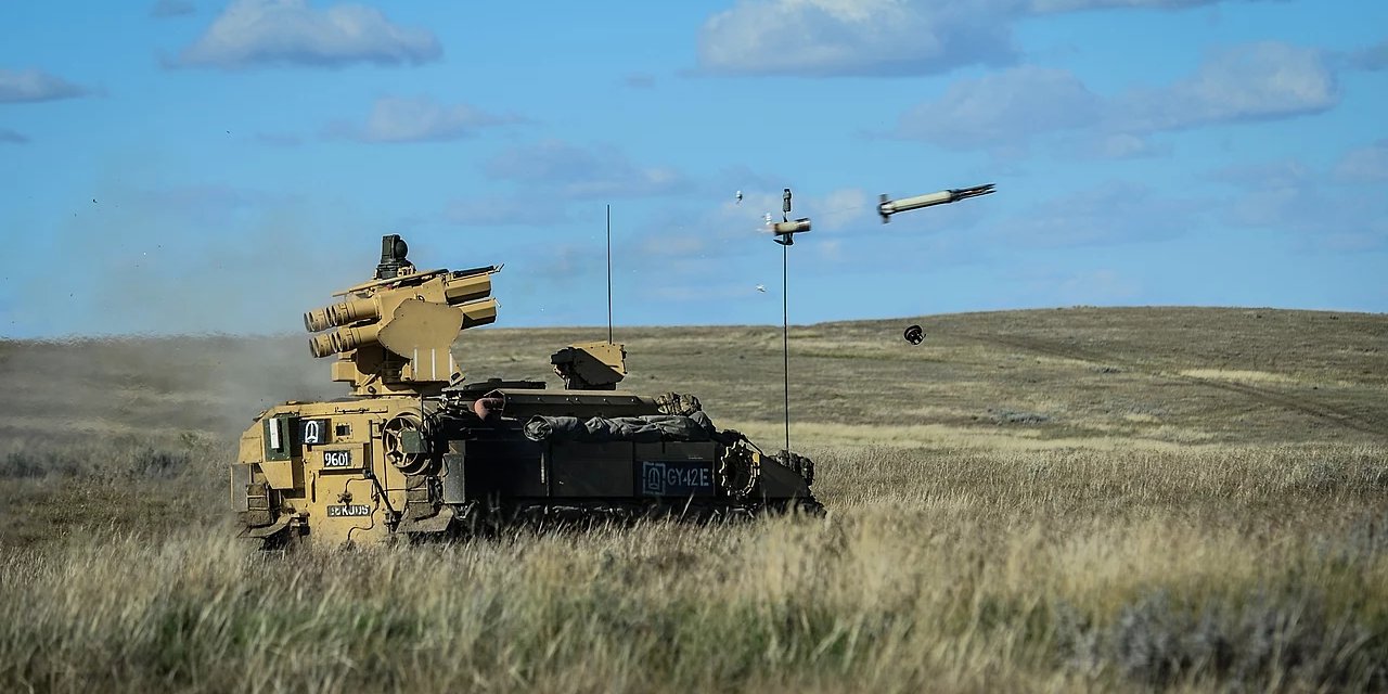Модификация британского бронетранспортера Stormer, оснащенная зенитной пусковой установкой для ракет Starstreak — именно такие БТР должны передать Украине (Фото: Sgt Mark Webster RLC)