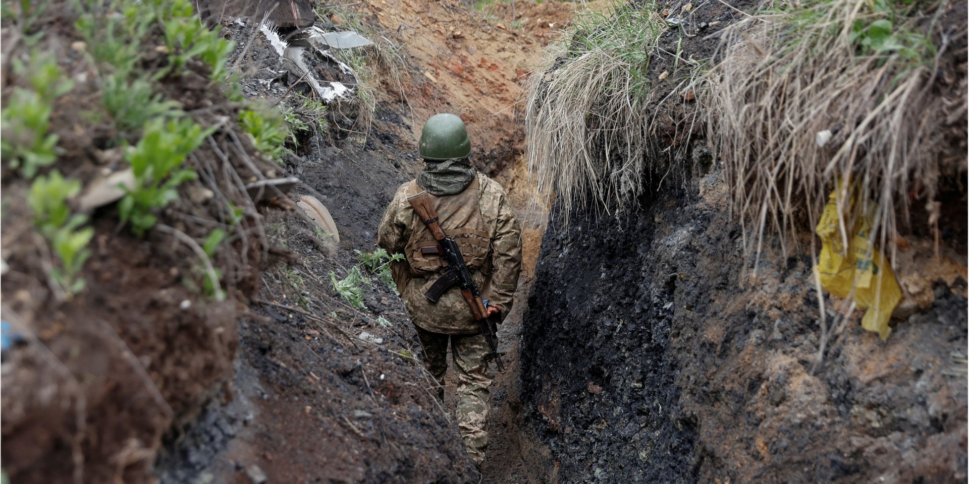 Ukrainian military in the trenches at one of the positions in the Donetsk oblast, April 22, 2022 (Photo: REUTERS/Serhii Nuzhnenko)