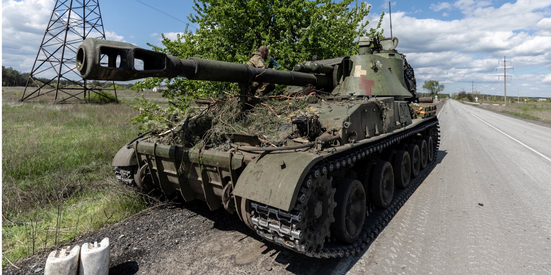 Ukrainian serviceman on a seized Russian tank (Photo: REUTERS/Jorge Silva)