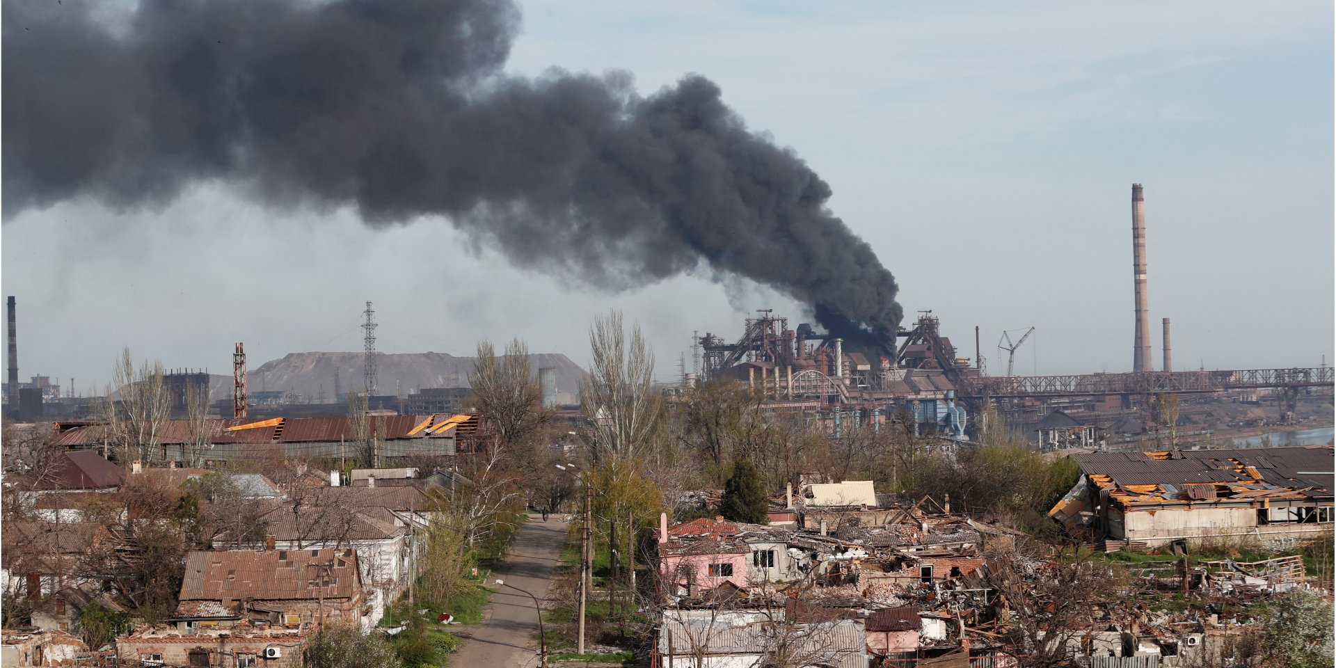 Над заводом Азовсталь в Мариуполе поднимается дым. 25 апреля 2022 года (Фото: REUTERS/Alexander Ermochenko)