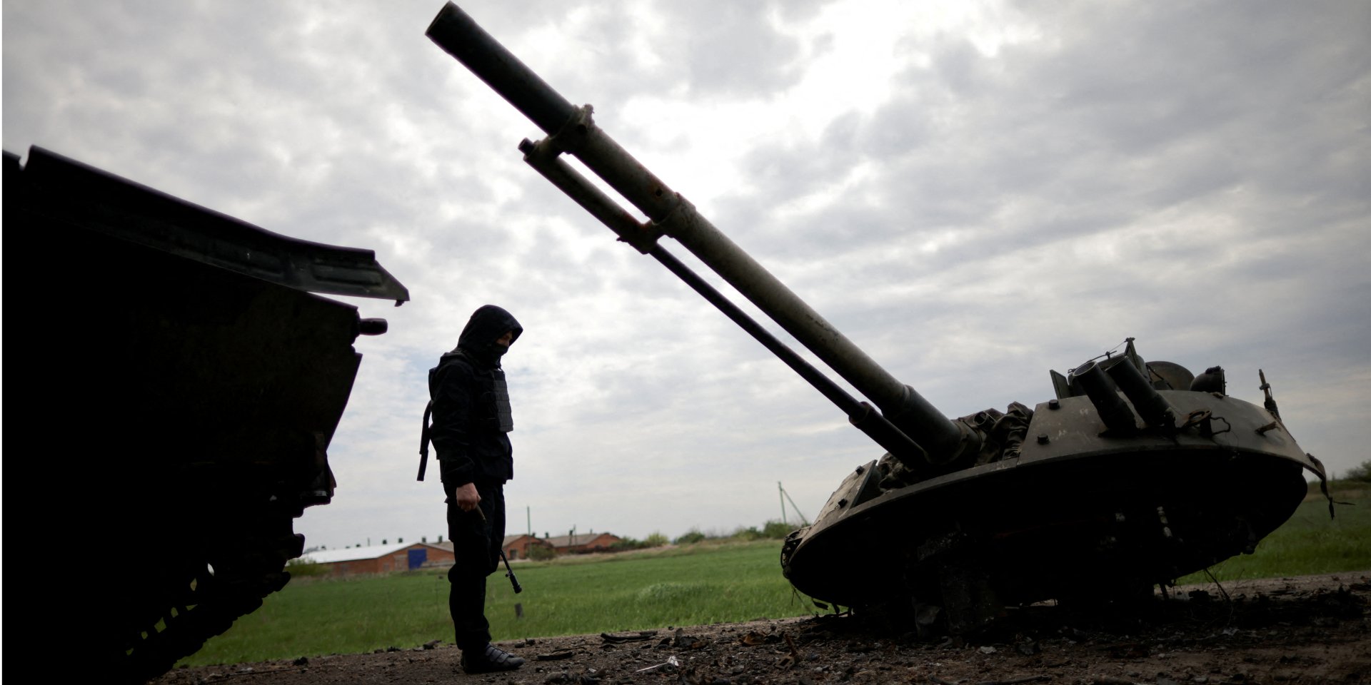 A Ukrainian serviceman inspects a destroyed Russian military vehicle in Zaporizhzhia Oblast (Photo: REUTERS/Ueslei Marcelino)